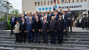 Возложение цветов к памятнику Александру Попову