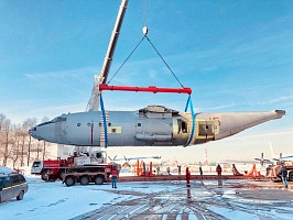Спецсвязь перевезла самолет Ан-12