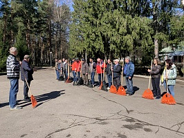 Вместо компьютеров и ежедневников - лопаты и грабли: сотрудники Центрального аппарата на первомайском субботнике 
